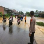 Polisi Hadir Membantu Masyarakat Yang Terdampak Banjir