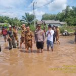 Kapolsek Mesuji Timur Turun Langsung Ke Lokasi Banjir Di Desa Talang Batu Dusun Tebing Laut