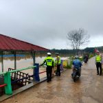 Anggota Satlantas Polres Mesuji Mengecek Lokasi Banjir Di Tempat Wisata Bendungan Albaret Simpang Pematang