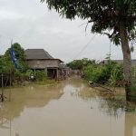 Pastikan Kondisi Warga Binaan, Bhabinkamtibmas Polsek Mesuji Timur Mengecek Rumah Warga Yang Terendam Banjir