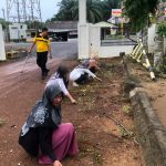 Jajaran Polsek Tanjung Raya melaksanakan Gotong Royong Bersama Warga Desa Mukti Jaya