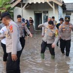 Polisi Peduli : Kapolres Mesuji Tinjau Lokasi Banjir Dan Sekaligus Memberikan Bantuan Kepada Masyarakat Yang Terdampak