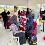 Pastikan Kesehatan Petugas Pleno PPK, Si Dokkes Polres Mesuji Memberikan Pelayanan Kesehatan Saat Sidang Pleno
