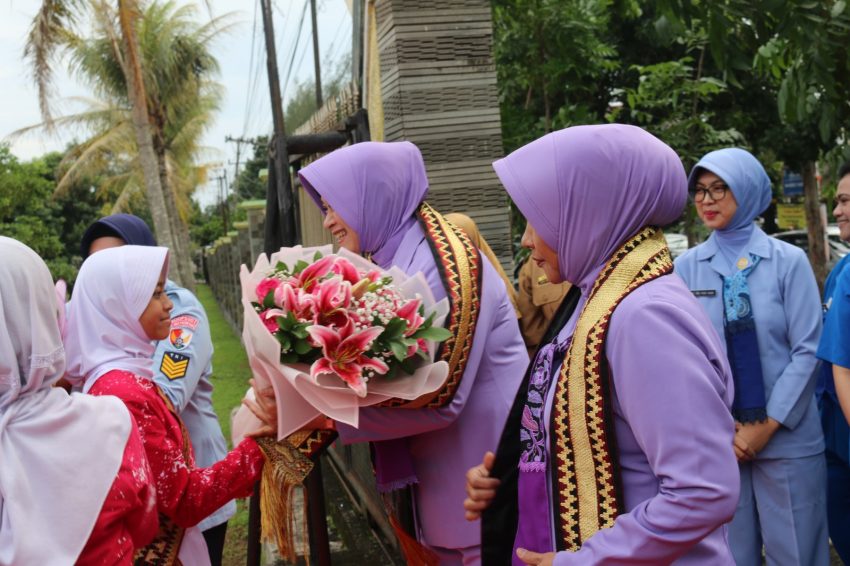 Ketua Umum Dharma Pertiwi Ny. Evi Agus Subiyanto Kunjungi SLB Kemiling Bandar Lampung
