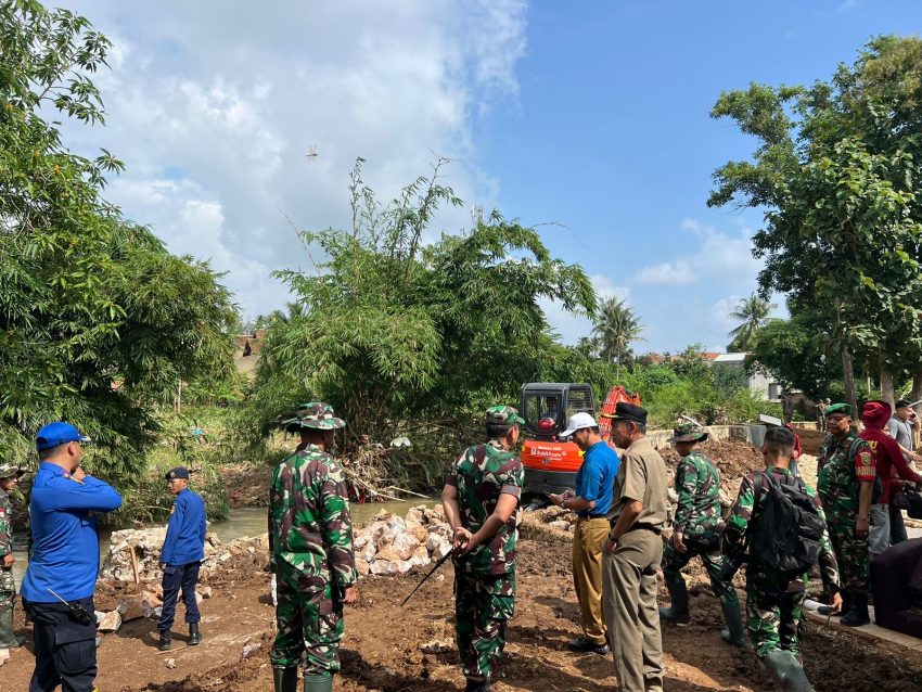 Dandim 0410/KBL Tinjau Perbaikan Tanggul Jebol Akibat Banjir