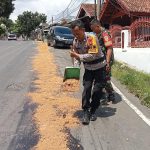 Babinsa dan Bhabinkamtibmas Gerak Cepat Antisipasi Laka Lalin Akibat Solar Tumpah di Jalan Sisingamangaraja