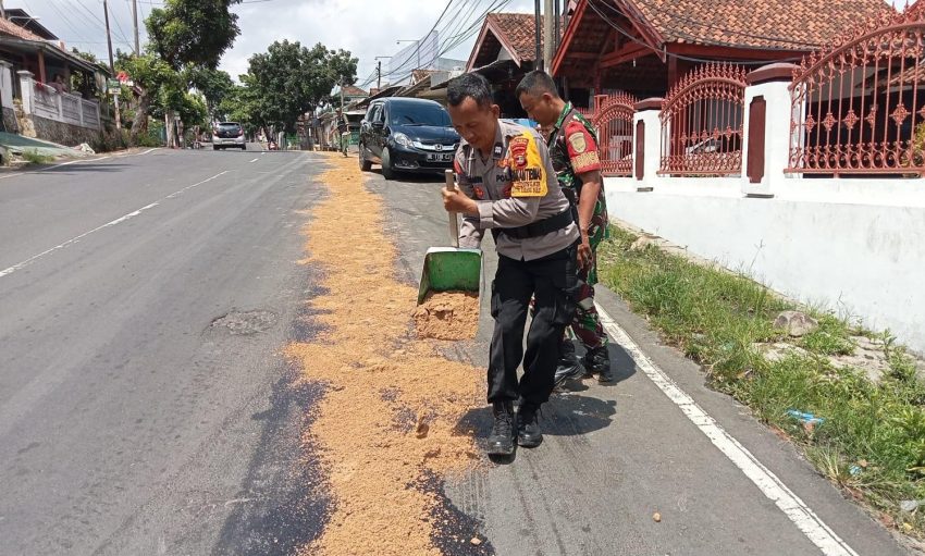 Babinsa dan Bhabinkamtibmas Gerak Cepat Antisipasi Laka Lalin Akibat Solar Tumpah di Jalan Sisingamangaraja