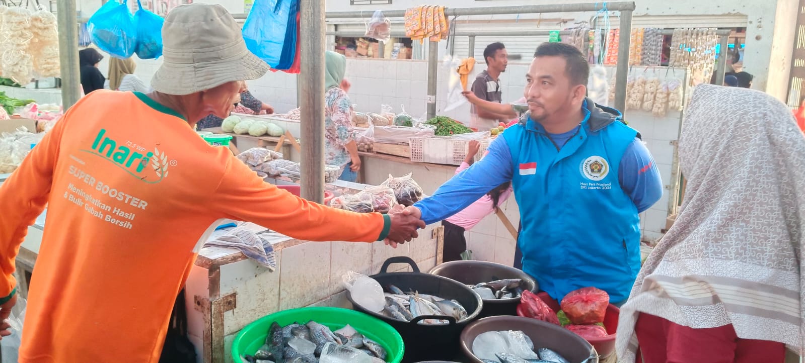 Memastikan Harga Bahan Pokok Stabil Camat RJU Turun Gunung ke Pasar