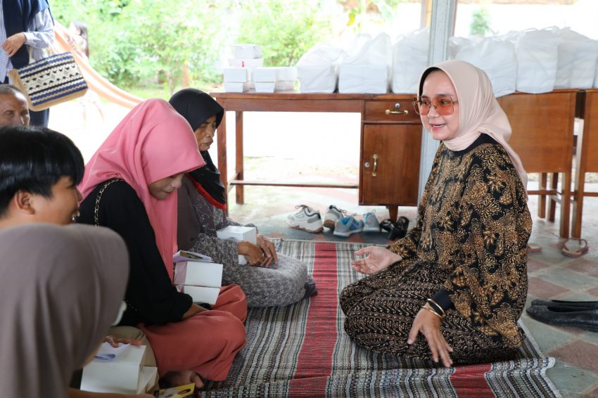 Riana Arinal Bagikan Takjil ke Komunitas Disabilitas Sensorik Netra di SLB Bina Insani