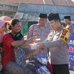 Kapolres Bersama Polsek Way Serdang Bagikan Takjil.