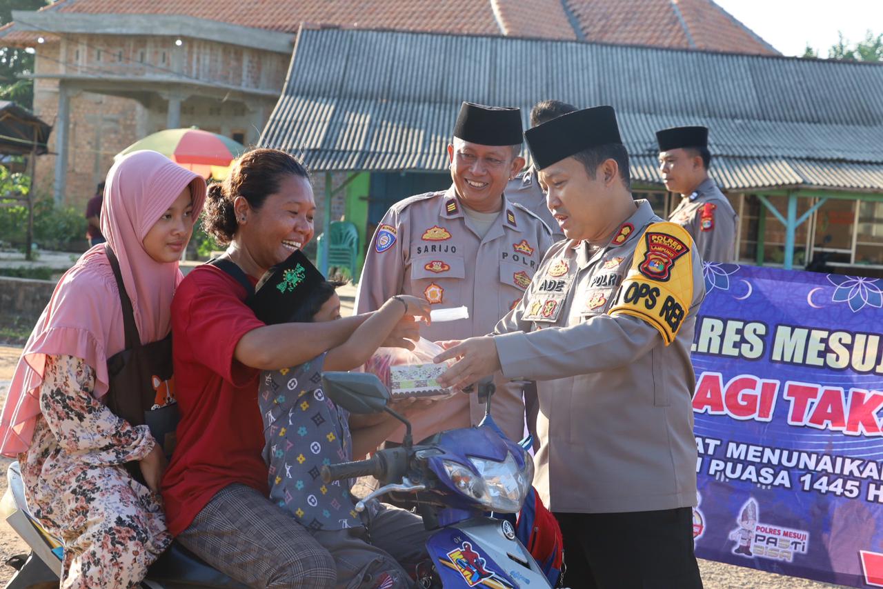 Kapolres Bersama Polsek Way Serdang Bagikan Takjil.