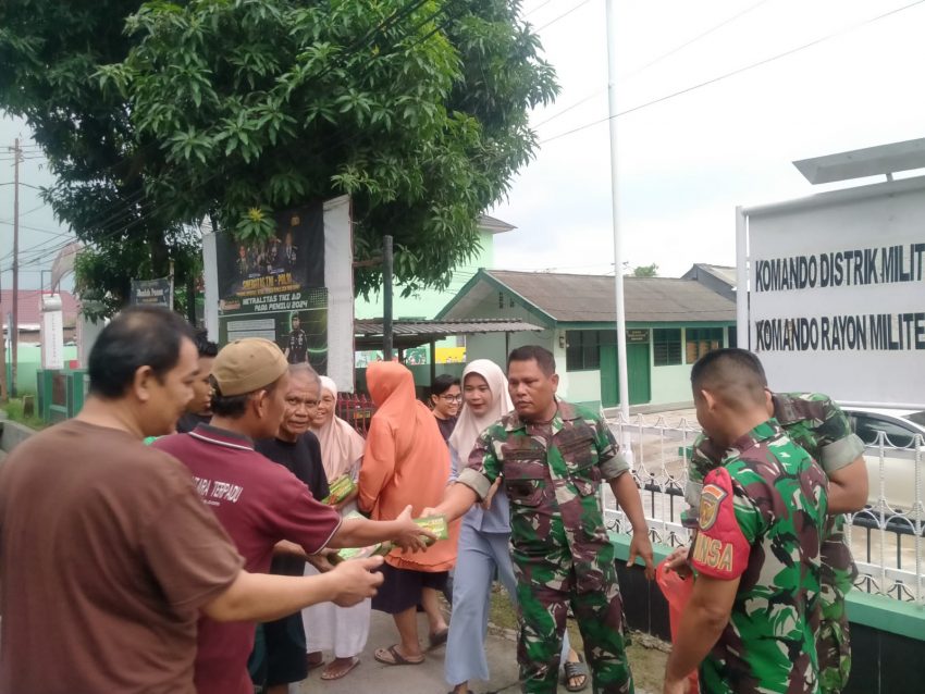 Jelang Berbuka Puasa, Koramil 410-01/Panjang Berbagi Makanan Gratis Untuk Warga