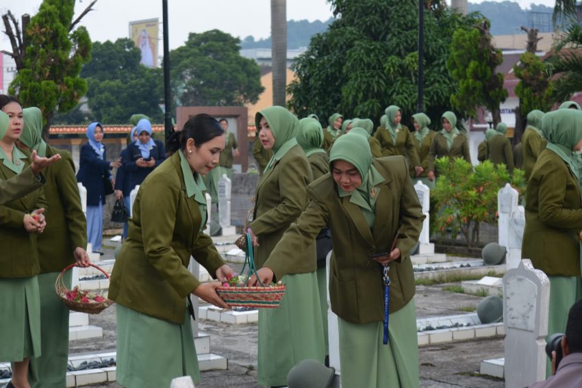 HUT Persit Kartika Chandra Kirana Ke -78 dan Dharma Pertiwi Ke-60, Ketua Persit Kartika Chandra Kirana Koorcab Rem 043 PD II/Swj Pimpin Ziarah Ke Makam Pahlawan