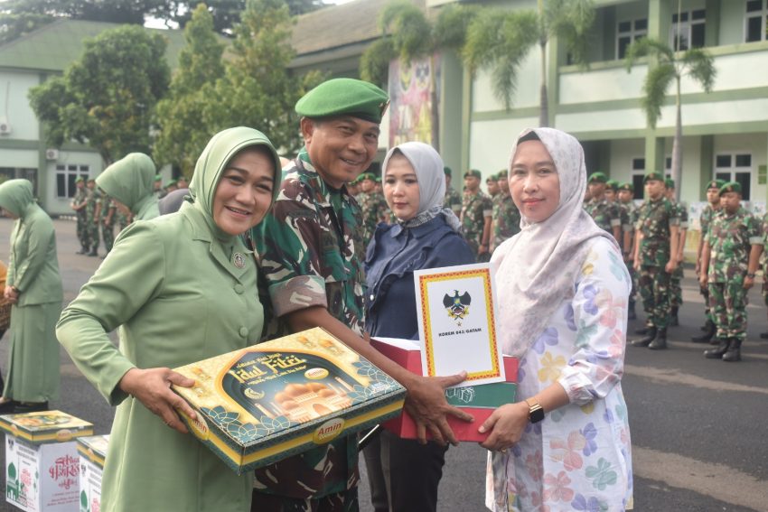 Serahkan Bingkisan, Brigjen TNI Iwan Ma’ruf Zainudin, S.E., Ajak Seluruh Warga Korem 043/Gatam Untuk Senantiasa Berhemat