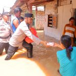 Kapolresta Bandar Lampung Turun Langsung Berikan Bantuan Kepada Warga Terdampak Banjir di Kecamatan Teluk Betung Timur