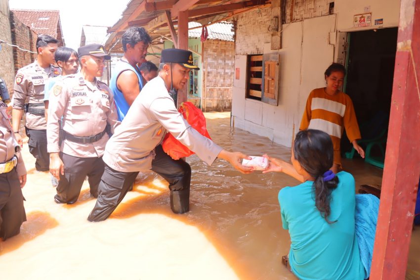 Kapolresta Bandar Lampung Turun Langsung Berikan Bantuan Kepada Warga Terdampak Banjir di Kecamatan Teluk Betung Timur