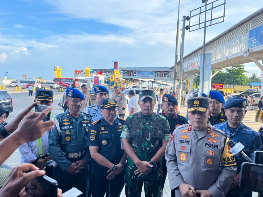 Kasrem 043/Gatam Dampingi Kapolda Lampung, Cek Situasi Arus Balik Idul Fitri 2024 di Pelabuhan Bakauheni