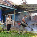 Bhabinkamtibmas Bersama Puskesmas Simpang Pematang Lakukan Penyemprotan Inteksida Cegah Perkembang Biakan Virus DBD
