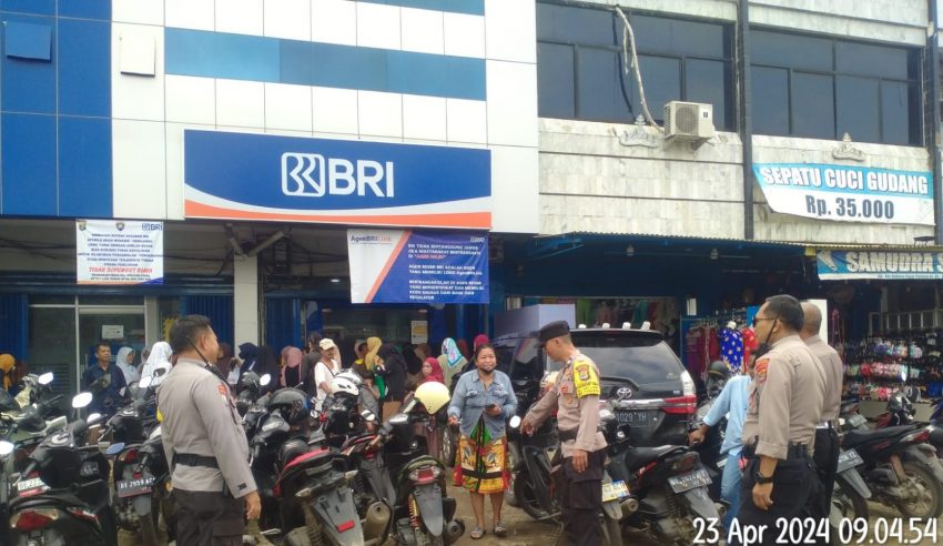 Cegah Aksi Kriminalitas, Polisi di Bandar Lampung Intensifkan Patroli Jalan Kaki di Pasar Tradisional