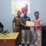 Ketua Bawaslu Deden Cahyono Serahkan Berkas PKD Lulus Administrasi