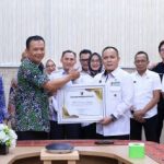 Dinas Kominfotik  Lampung Beri Penghargaan BPS Atas Inovasi Kemudahan Layanan Data