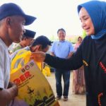 Ketua TP-PKK Lampung Beri Sejumlah Bantuan Program SIGER di Kelurahan Rajabasa dan Desa Way Huwi