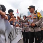 May Day, Polisi di Bandar Lampung Bagikan Bunga Hingga Makanan Gratis Kepada Peserta Unjuk Rasa