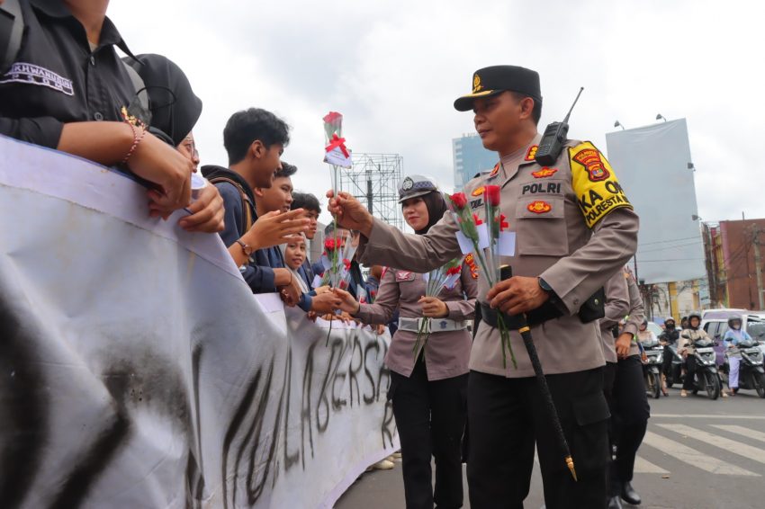 May Day, Polisi di Bandar Lampung Bagikan Bunga Hingga Makanan Gratis Kepada Peserta Unjuk Rasa