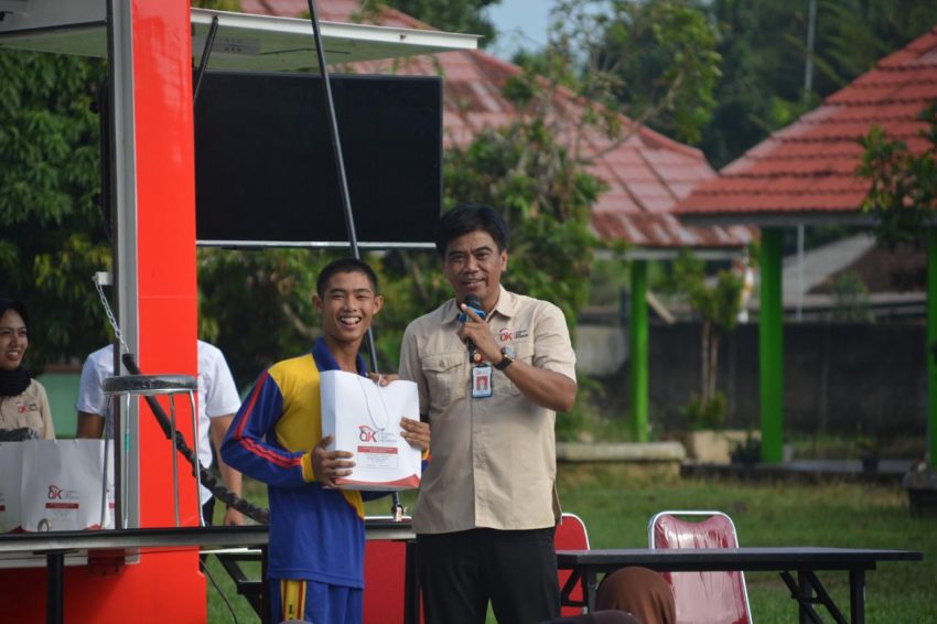 Simolek Goes to School: OJK Lampung Gandeng BI dan BPD Lampung Edukasi Guru dan Pelajar di Lampura