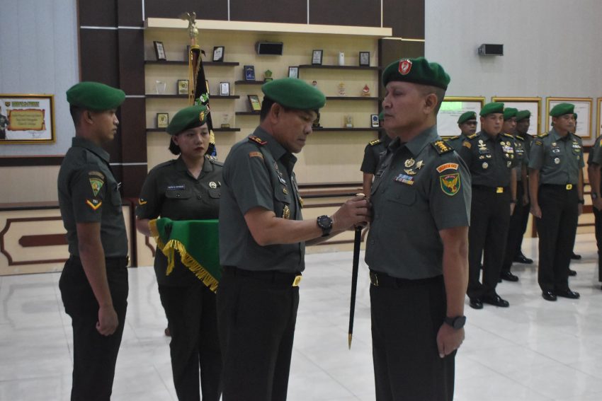Danrem 043/Gatam Pimpin Tradisi Penerimaan Warga Baru dan Penyerahan Jabatan Kasiren Korem 043/Gatam