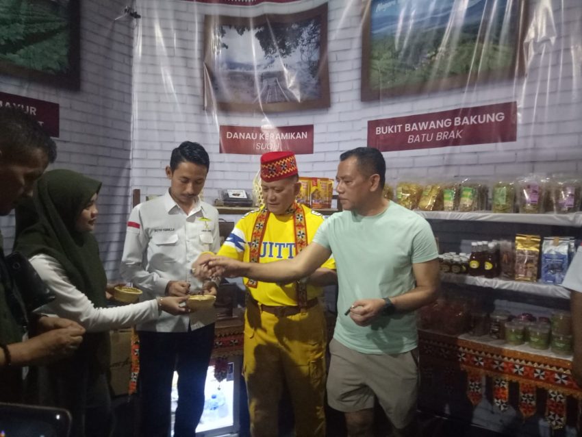 Kehadiran Ike Edwin di Pekan Raya Lampung Menarik Perhatian Pengunjung