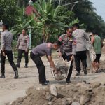 Brimob Polda Lampung Gotong Royong Uruk Jalan Desa di Lampung Tengah