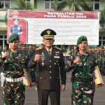 Danrem 043/Gatam Berikan Penghargaan Dua Orang Prajurit Yang Berprestasi