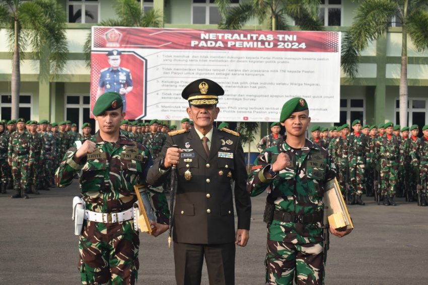 Danrem 043/Gatam Berikan Penghargaan Dua Orang Prajurit Yang Berprestasi