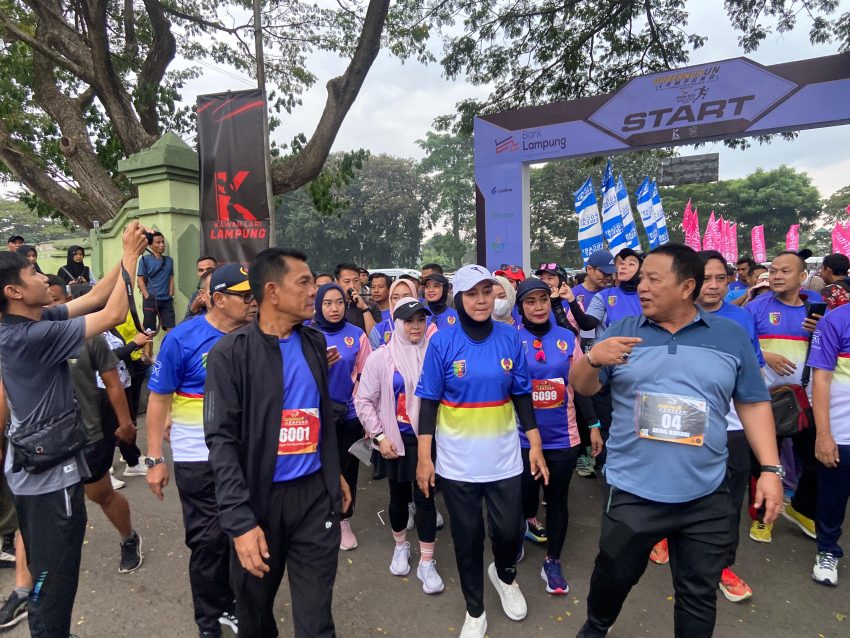 Bersama Gubernur Dan Ketua Harian KONI Provinsi Lampung, Danrem 043/Gatam Lepas Peserta Jalan Sehat Dan Lomba Lari Gubernur Run Lampung