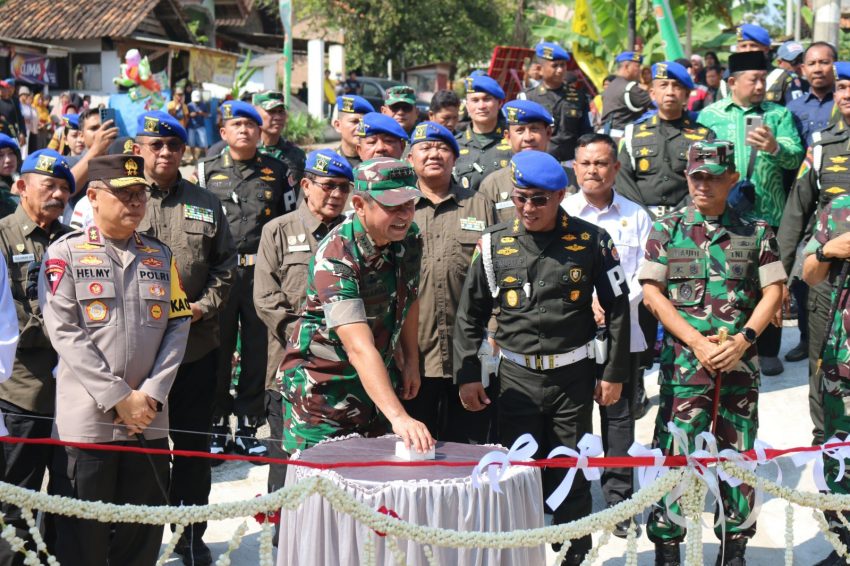 Danrem 043/Gatam Bersama Pangdam II/Swj, Dampingi KASAD Resmikan Monumen Perjuangan CPM Kompi C Batalyon Garuda