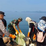 Babinsa Koramil TBS Bersama Ratusan Pecinta Lingkungan, Lakukan Aksi Bersih-bersih Pantai Kunyit