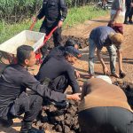 100 Anggota Brimob Bantu Warga Perbaiki Jalan