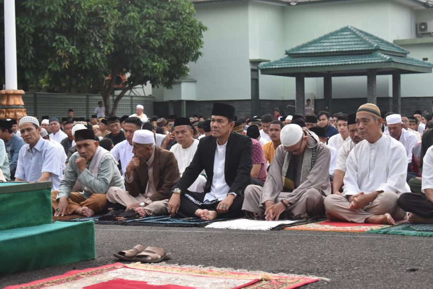 Danrem 043/Gatam Sholat Idul Adha 1445 H Bersama Masyarakat Bandar Lampung