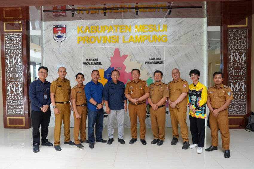 Peringati HUT Bhayangkara Polres Mesuji Bersama Danramil Lakukan Bhakti Sosial Didesa Mulya Agung