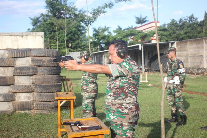 Asah Profesionalitas, Tingkatkan Kemampuan Prajurit Korem 043/Gatam Latihan Menembak