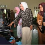 Ketum PDKL Beri Bansos Penyandang Disabilitas di Pesawaran