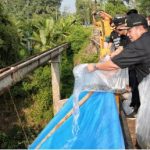 Gubernur Arinal Tebar Benih Ikan di Way Sesah Kota Alam