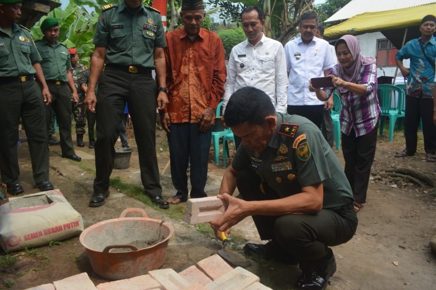 Kunjungi Kodim 0421/LS, Danrem 043/Gatam Meletakkan Batu Pertama Bedah Rumah Tidak Layak Huni (RTLH)