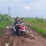Demi Sukseskan Pilkada 2024 Pantarlih Mestim Rela Lalui Jalan Yang Becek Untuk Melakukan Pencoklitan
