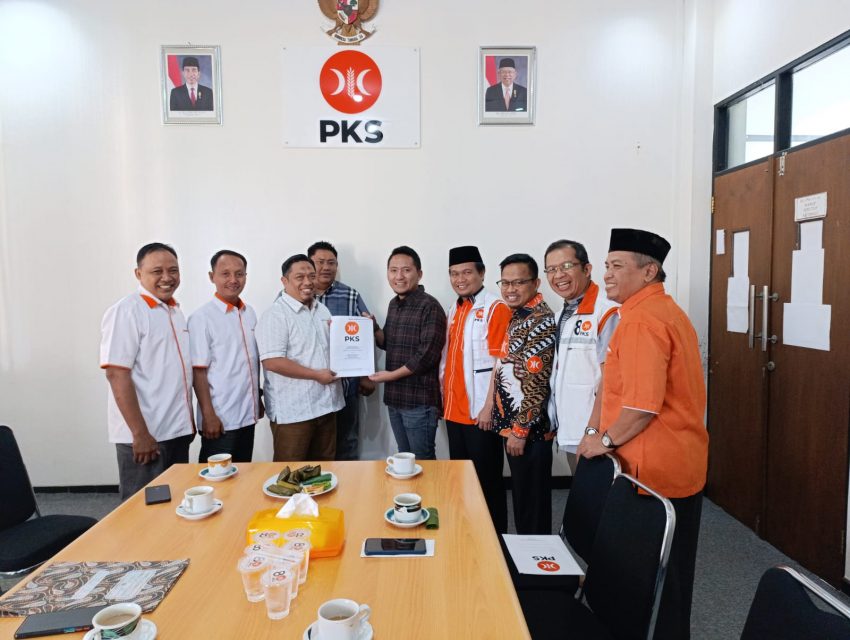 PKS Lampung Utara Serahkan SK Rekomendasi ke Ardian Saputra
