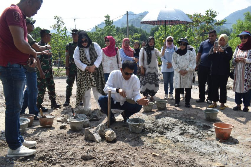 Danrem 043/Gatam Letakan Batu Pertama Tanda Dimulainya Renovasi Camp Latihan Pantai Pasir Putih