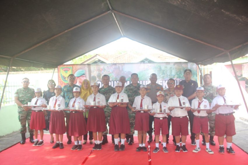 Korem 043/Gatam Gelar Dapur Masuk Sekolah Di SD Sejahtera 1 Kelurahan Sidodadi