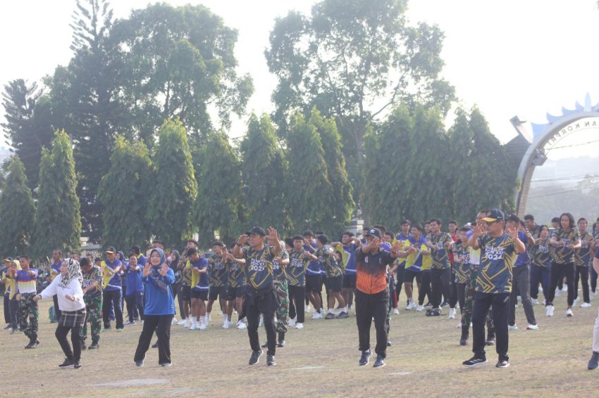 Bersama Pj. Gubernur Lampung, Danrem 043/Gatam Senam Bersama Atlet Dan Pelatih Kontingen Lampung Untuk PON Aceh-Sumatera Utara