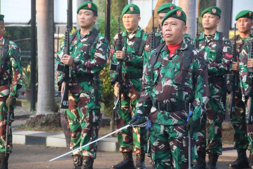Prajurit dan PNS Kodim 0410/Kota Bandar Lampung Laksanakan Upacara Bendera